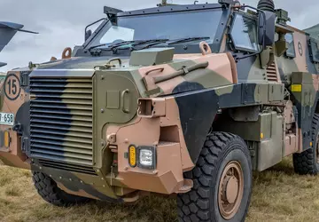 20 pojazdów Bushmaster, 12 transporterów opancerzonych ...