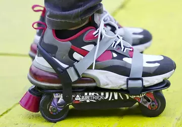 Zmień swoje trampki w elektryczne rolki ...