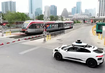 Waymo uruchomi komercyjną usługę robotaxi w ...