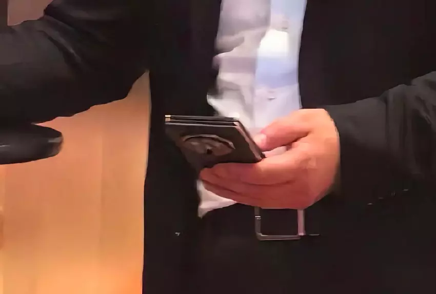 Szef Huawei już chodzi ze smartfonem, który składa się na trzy części