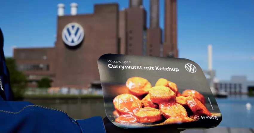 Volkswagen Currywurst mit Ketchup na tle fabryki