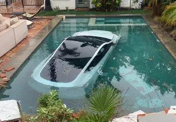 Właściciel samochodu Tesla źle pedałuje, przebija ...