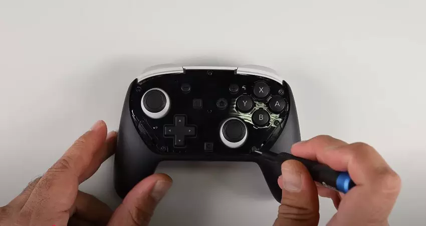 iFixit surowo skrytykował możliwość naprawy Switch 2 Pro Controller 
