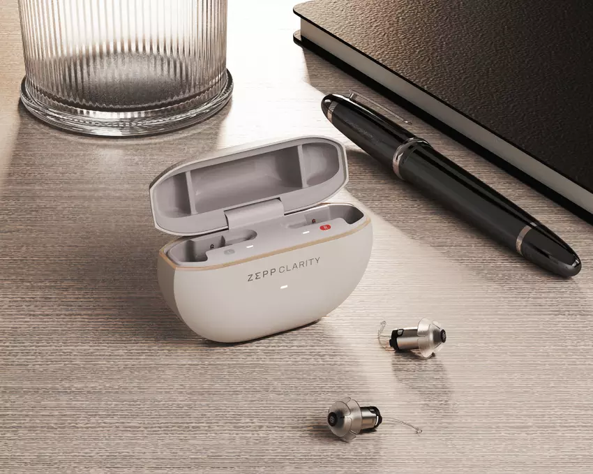 Amazfit zaprezentował na targach CES 2024 aparat słuchowy Zepp Clarity Pixie z ochroną IPX7 i do 17 godzin pracy na baterii.