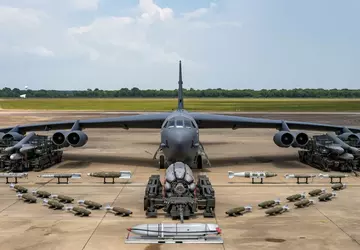 Rosyjski myśliwiec Su-35 leci, aby przechwycić ...