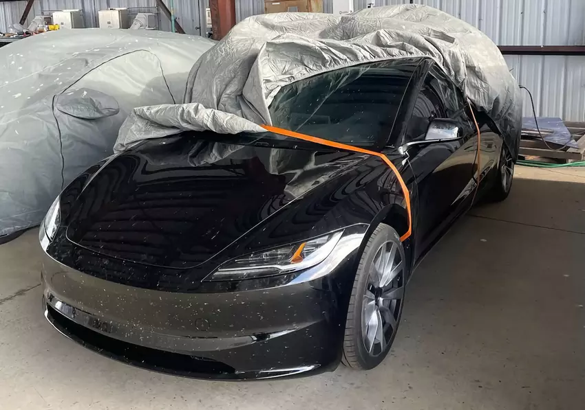 Zdjęcie nowej Tesli Model 3 z designem inspirowanym Teslą Roadster wypłynęło do sieci