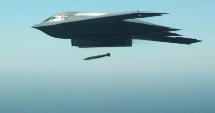 B-2 Spirit jest pierwszym samolotem w historii USA, który może przenosić zmodernizowaną bombę termojądrową B61-12