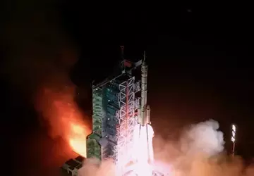Chiny wysłały misję Shenzhou-21 z najmłodszym ...