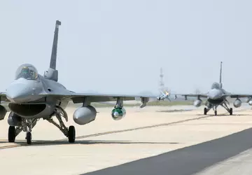 Myśliwce F-15K i KF-16, śmigłowce uderzeniowe ...