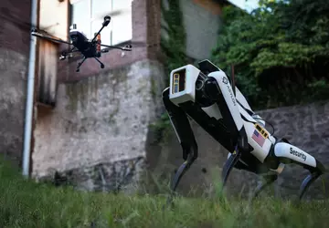 Autonomiczny Robo-Pies DroneDog: Niezmordowany Strażnik Przemysłowych ...