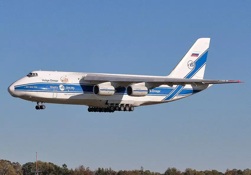 Rosyjski An-124 firmy 'Wołga-Dniepr'. Ilustracja: Joe Pries