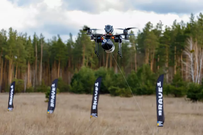 Wietnam zaprezentował własne drony FPV z włóknem optycznym