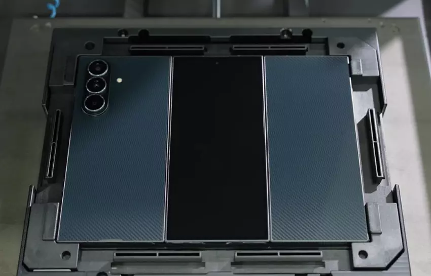 Mocowanie tylnych paneli Galaxy Z TriFold