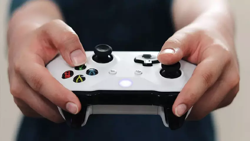 Insajder: Microsoft pracuje nad trzema kontrolerami do Xboxa, z których jeden jest bardzo podobny do DualSense z PS5