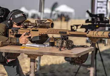 Ukraińscy snajperzy używają karabinów Barrett MRAD, ...