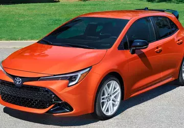 Białe felgi, jasny kolor nadwozia: Toyota ...