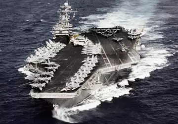 Jeden z pierwszych amerykańskich lotniskowców odbywa ...