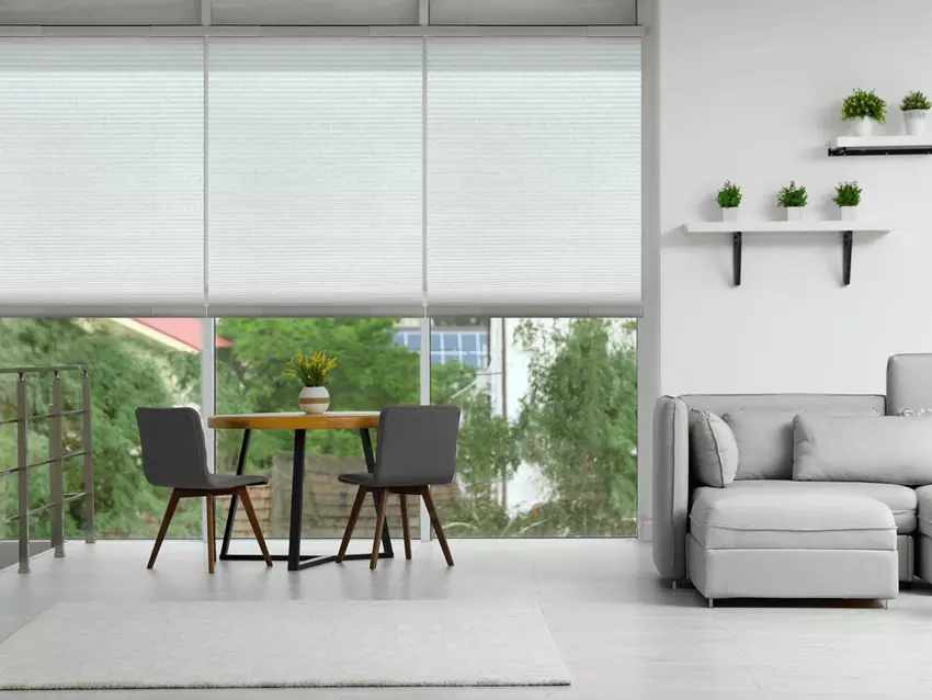 Inteligentna roleta ze zintegrowanym panelem słonecznym. Ilustracja: Mado Dynamic