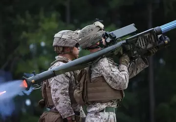 Pociski Stinger, amunicja HIMARS i pojazdy ...