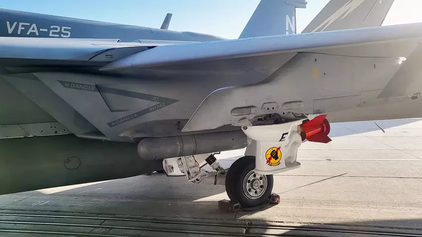 US Navy pokazuje myśliwiec F/A-18E Block III Super Hornet z toaletą jako bombą