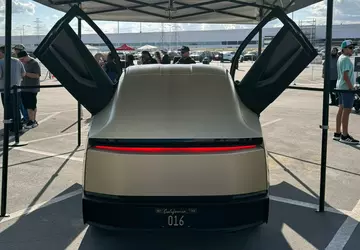 Tesla po raz pierwszy demonstruje bezzałogowe ...