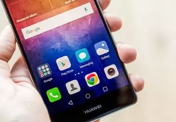 Pierwszy powoduje smartphone pełnoekranowe Huawei Y7 ...