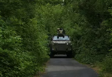 Z przodu zauważono australijskie pojazdy opancerzone ...