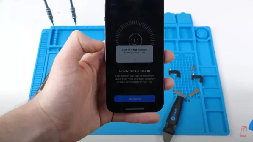 Apple celowo komplikuje naprawy iPhone'a 13: wymiana wyświetlacza w nieautoryzowanym centrum wyłączy Face ID