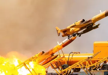 Iran zaprezentował drona Karrar z sześciolufowym ...