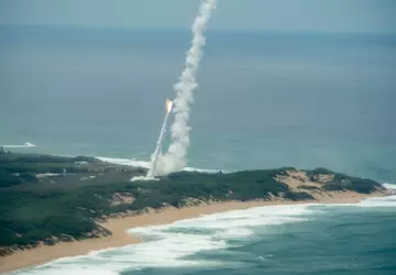Niszczyciel USS Carl M. Levin używał ...