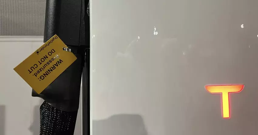 Ostrzeżenie na kablu ładowania o znajdującym się wewnątrz barwniku pod ciśnieniem