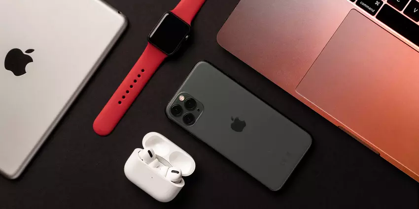Bloomberg: Apple wyda MacBooka i AirPods 3 w tym roku, a następnie szklaną obudowę iPada Pro, MacBooka Air i trzy Apple Watches w przyszłym roku
