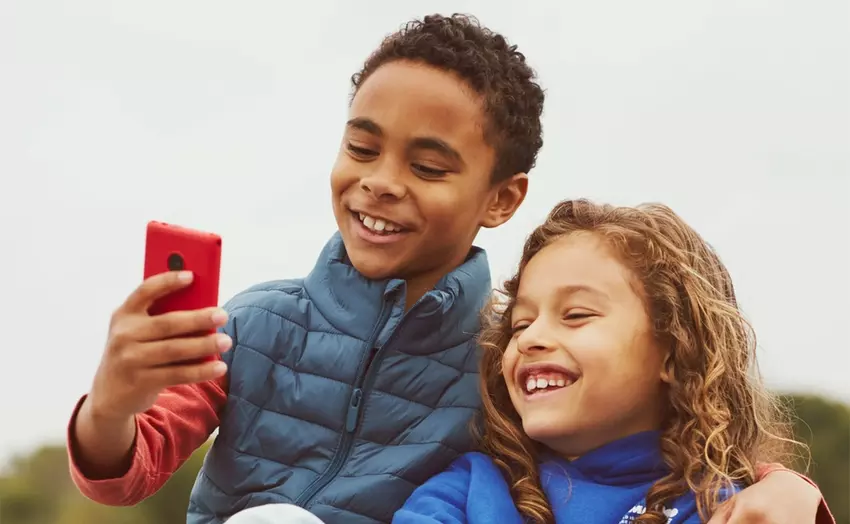 XploraOne by HMD — dziecięcy telefon hybrydowy bez mediów społecznościowych i przeglądarki