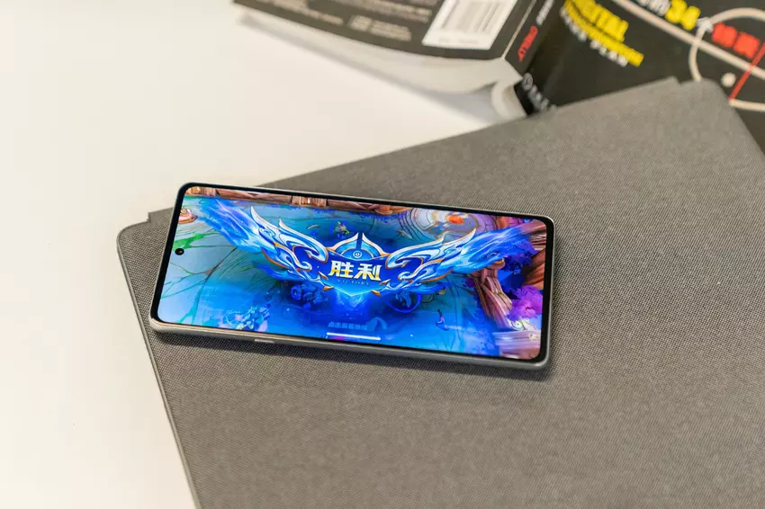 Przedni aparat 60 MP, główny aparat 50 MP i akumulator 5000 mAh: Motorola zapowiada flagowy Moto Edge X30