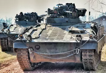 Minister obrony pokazuje wideo niemieckich bojowych ...