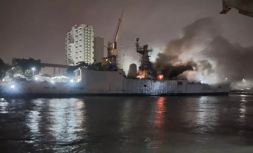 Fregata Brahmaputra zapaliła się i wywróciła w Indiach