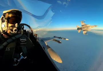 F-16 rumuńskich sił powietrznych przechwytują dwa ...