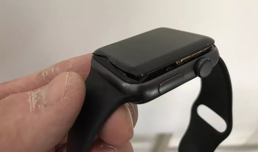 Spuchnięta bateria w Apple Watch niszczy zegarek i może prowadzić do obrażeń — dotyczy wszystkich generacji urządzeń z wyjątkiem serii 7