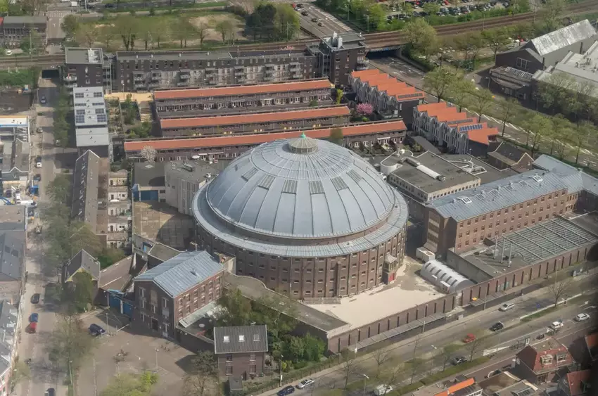 Amazon przekształcił dawne holenderskie więzienie de Koepel w kompleks biurowy