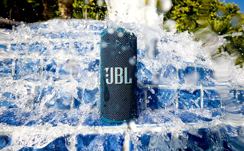 JBL ogłasza nową przenośną kolumnę Bluetooth JBL Grip — jest ultraodporna i oczywiście ma AI