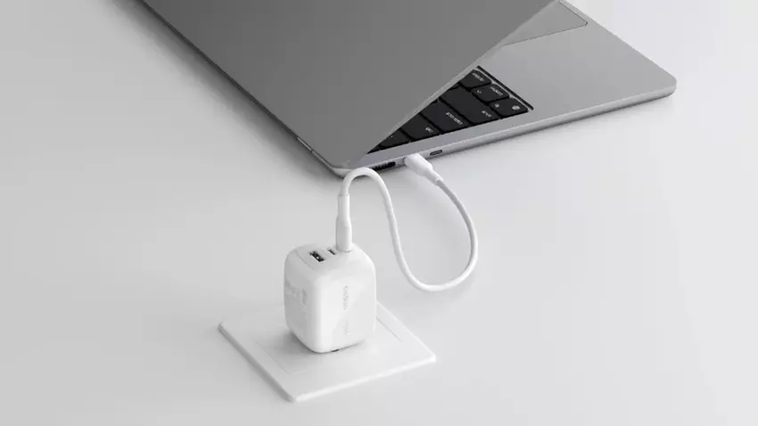 Belkin zaprezentowała kompaktową ładowarkę GaN BoostCharge Pro o mocy 70 W z trzema portami i składanym wtykiem