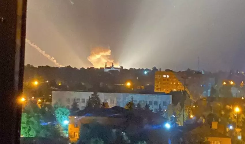 Siły Zbrojne Ukrainy zniszczyły skład amunicji w obwodzie donieckim przy pomocy amerykańskiego MLRS HIMARS (spektakularne wideo)