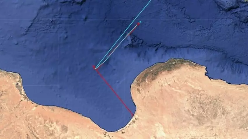 Tankowiec Vilamoura (czerwony) na holu u Boka Summit (niebieski)