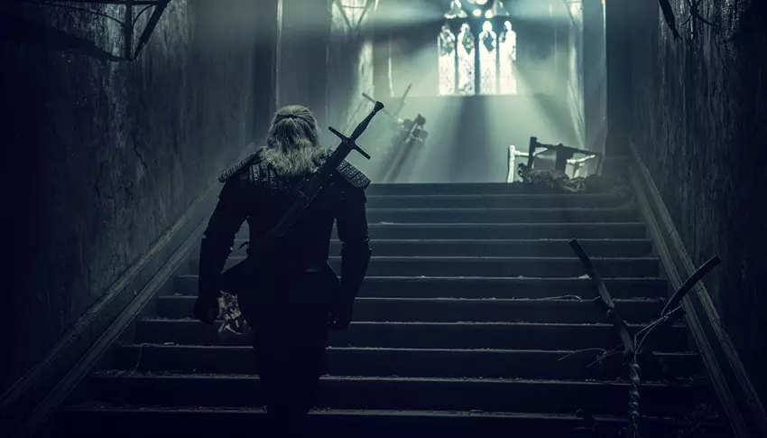 Netflix przedłużyła serię „Wiedźmin” na drugi sezon, pokazując nowe ramki z Yennifer i Geraltem