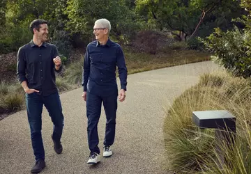 Tim Cook ustępuje ze stanowiska CEO ...