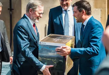 Świetny prezent: premier Czech został obdarowany ...
