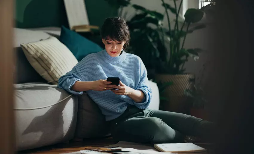 Meta ostrzega kobiety przed oszustami podszywającymi się pod ludzi sukcesu i proszącymi o pieniądze