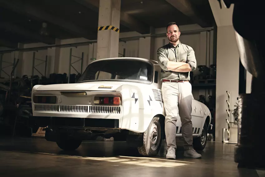 Martin Pącl i oryginalna Škoda 100 w studio