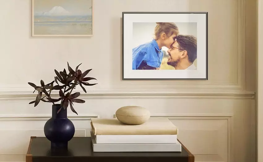 Aura Ink — cyfrowa ramka na zdjęcia, którą widać zarówno w dzień, jak i w nocy