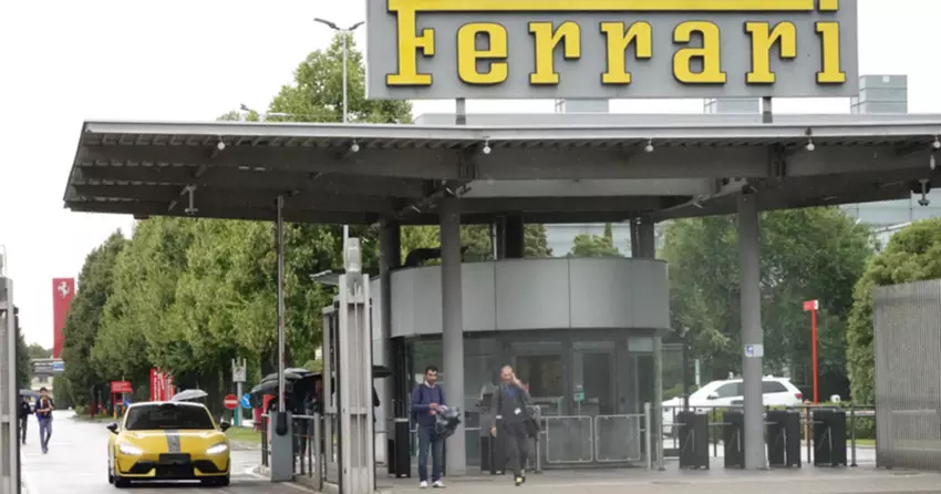 Xiaomi SU7 Ultra zauważony w fabryce Ferrari we Włoszech